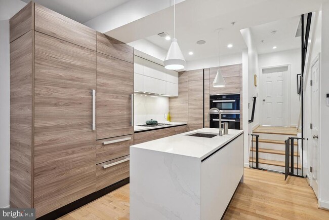 Photo - 2242 Ontario Rd NW