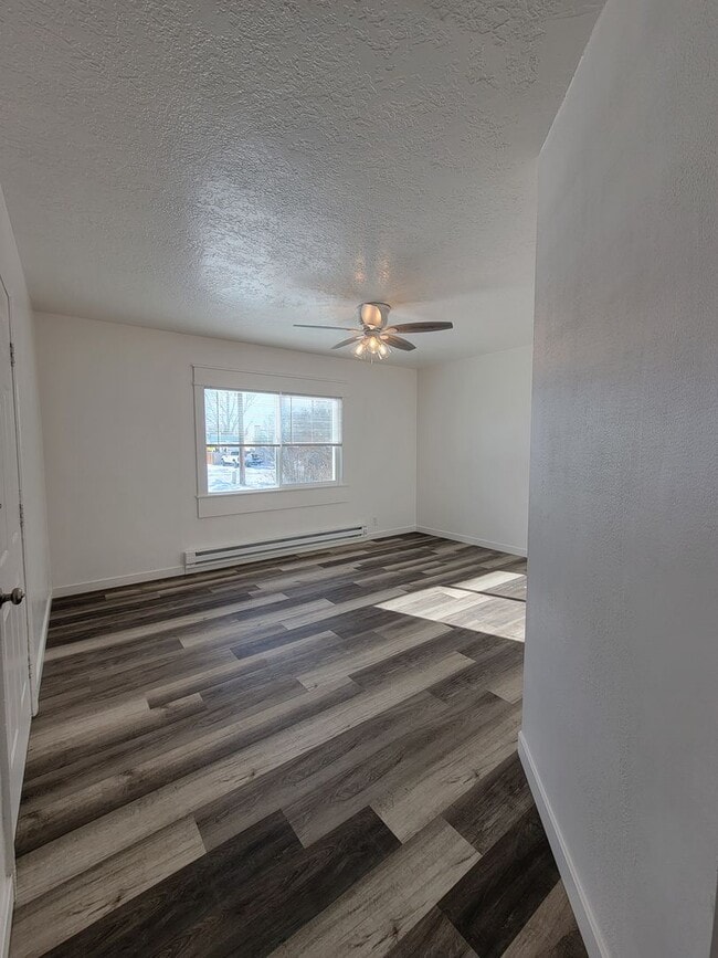 Photo - Newly Updated Modern 3 Bedroom, 1 Bathroom Apartment for Rent in Shelley with Garage! By Real Pro... Unidad 347 Center