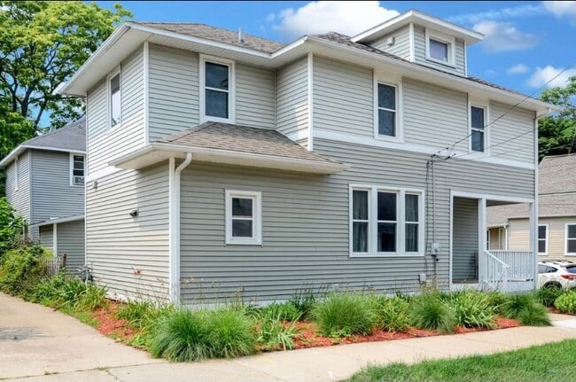 Photo - 916 Zeeland Ct NE