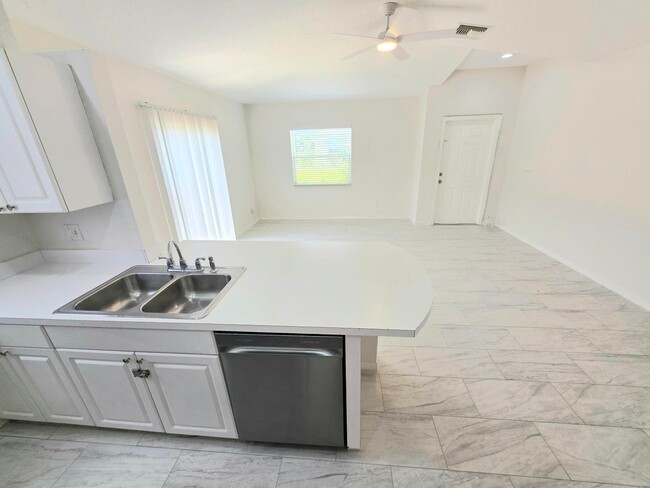 Photo - 569 E Ridge Cir N