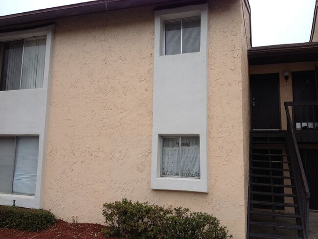 Building Photo - Centerally located close to downtown