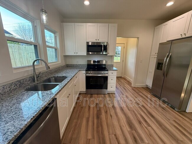 Photo - 829 Hamilton St