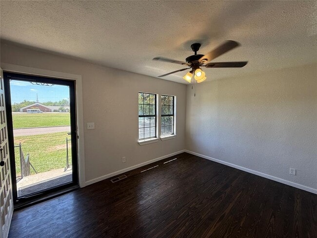 Photo - 203 W Dale St
