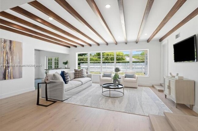 Photo - 1033 W 47th St