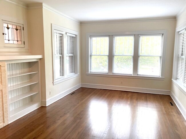 Sala de estar - 2709 W Sunnyside Ave Unidad 2