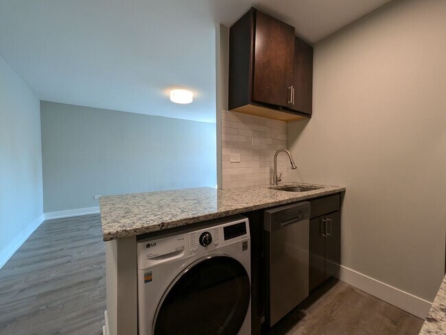 445 W Barry Ave Unit 321
