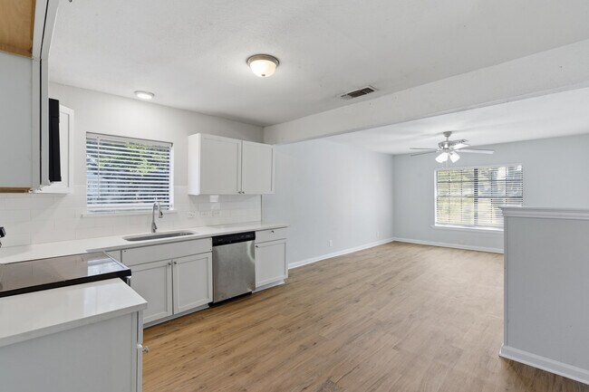 Photo - 215 N Morrow St