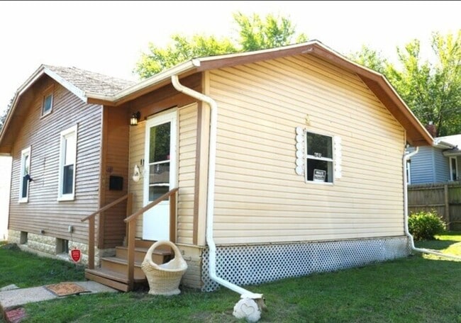 Building Photo - 2 bed, 1 bath Bungalow Rental