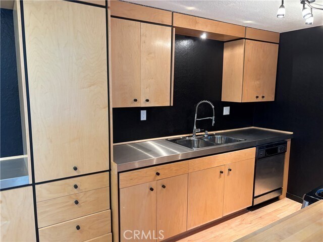 Building Photo - 1000 Central Unit 30