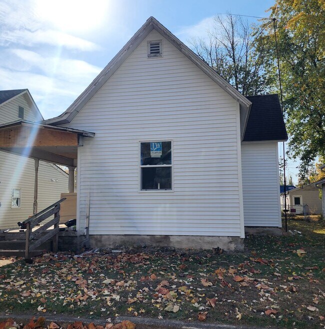 Building Photo - Newly updated two bedroom house