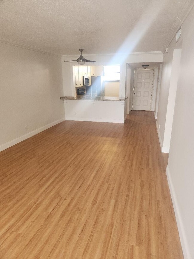 Photo - 114 Lake Emerald Dr Unit 305