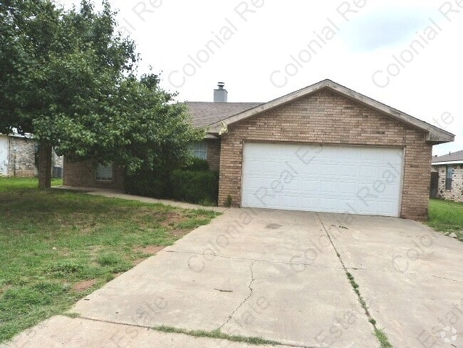 Building Photo - Spacious 3 Bed/2 Bath home with a fireplace!