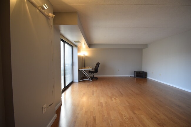 Building Photo - 1243 Beacon St Unit 2D Rental