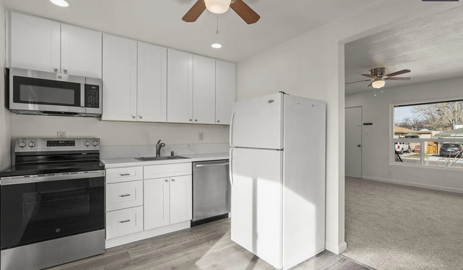 Building Photo - 1947 G St Unit 1947 G - Front house