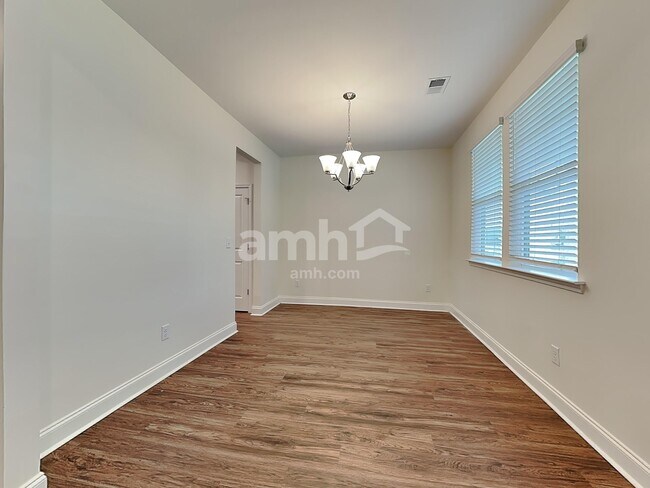 Photo - 322 Azore Way