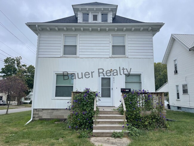 Building Photo - Large Four Bedroom Home