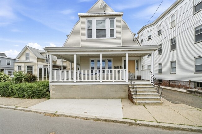 Building Photo - 30 Irwin St Unit 3