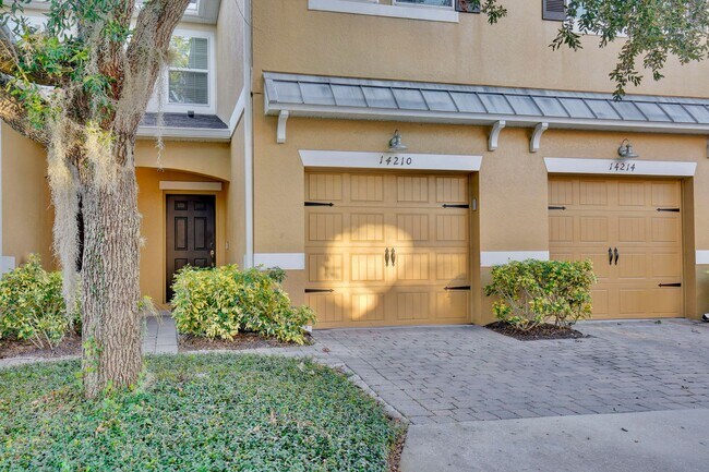 Photo - Lovely 3/2.5 Spacious Townhome with a 2 Ca... Unidad 3603