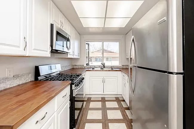 Charming 2-Bedroom Apartment with Updated ... - Charming 2-Bedroom Apartment with Updated ...