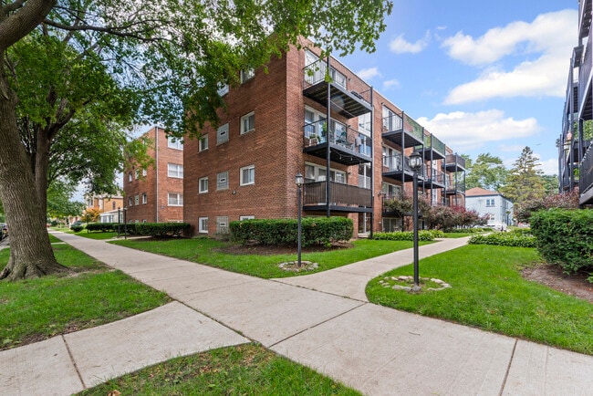 Building Photo - 2624 W Catalpa Ave Unit 14 Rental