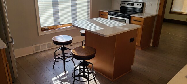Kitchen Island - 3352 S Schauer Ave