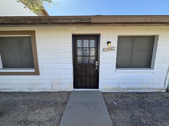 Building Photo - Holiday Gardens Townhome