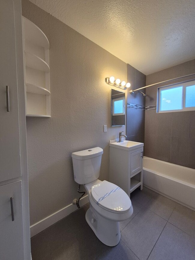 Photo - 1 Bed 1 Bath Upstairs, Excellent Midtown location!! Unidad 8