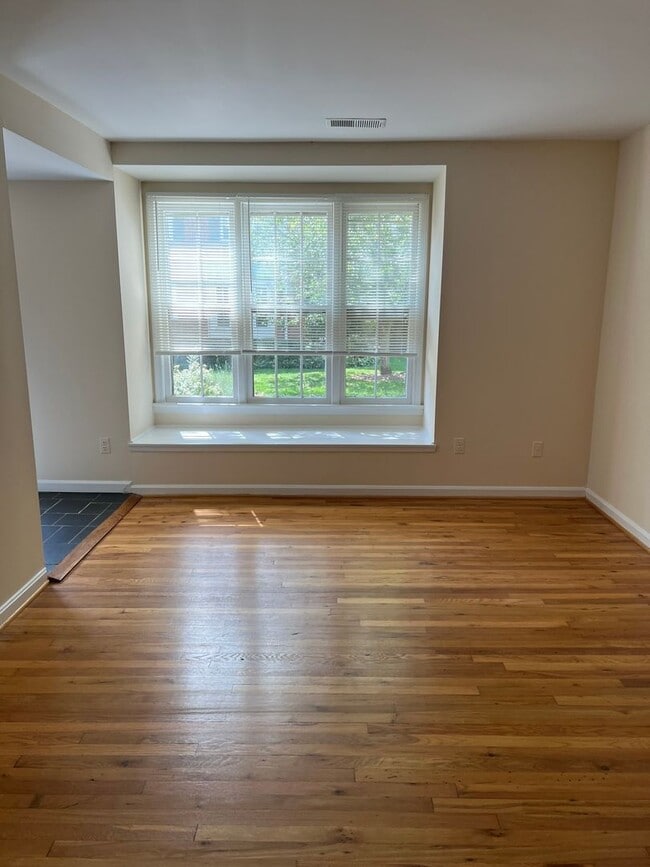Photo - Wonderful end unit in Downtown Bethesda, 1...