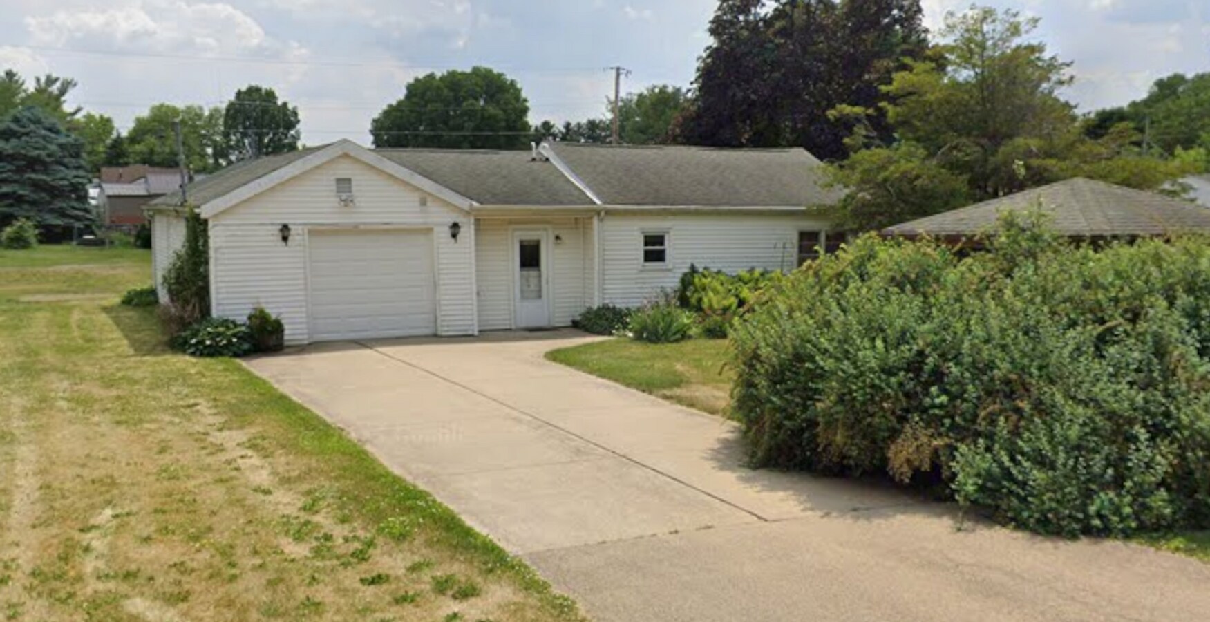 Spacious 2-Bedroom Home with Garage and Basement! - Spacious 2-Bedroom Home with Garage and Basement!