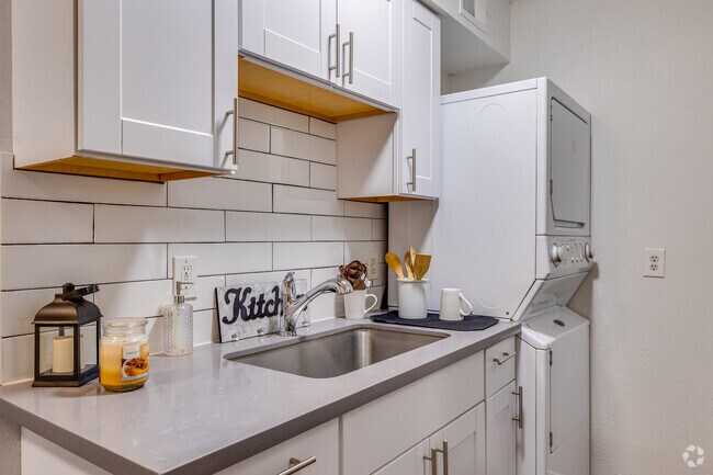 2BR, 1BA - 850SF