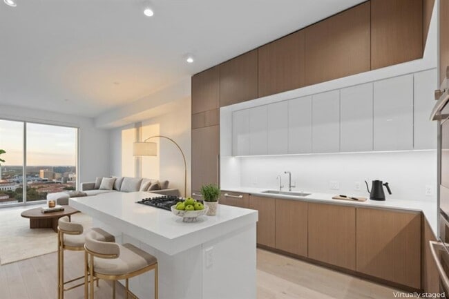 Building Photo - 313 W 17th St Unit 2603