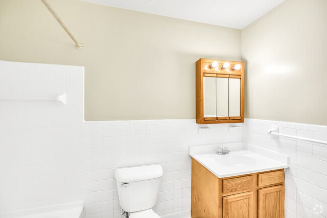 2BR, 1 BA - 920SF - Bathroom