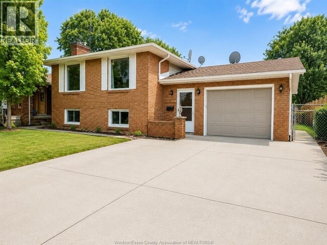 Photo - 2997 Regis Ave