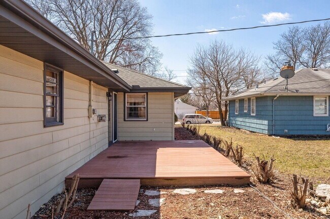 Amazing 4-Bedroom Retreat with 2 Full Baths and 2400 Sq Ft of Space in Minneapolis. 9/1