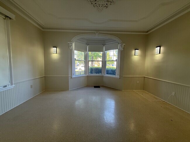 Photo - FOR RENT:732 Wellington St. – Available NOW!