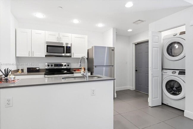 Building Photo - 541 NW 33rd St Unit 4