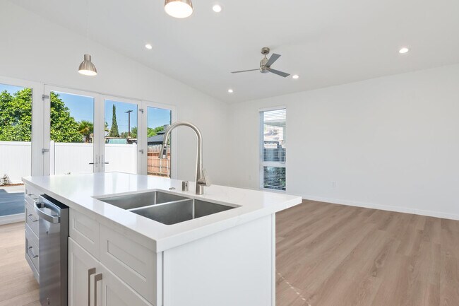 Photo - 15912 Vose St