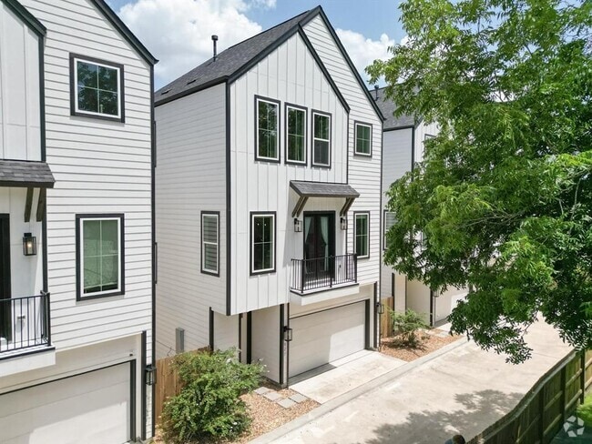Building Photo - 823 Woodcrest Dr Rental