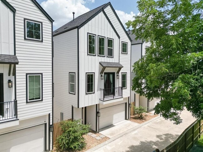Building Photo - 823 Woodcrest Dr Rental
