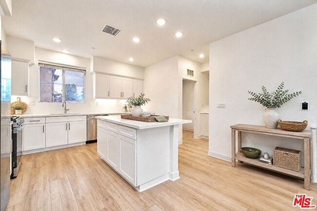 11737 Florence Ave