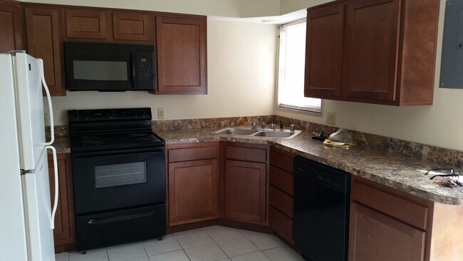 Spacious Kitchen - 1612 Alexandria Dr Unit 8