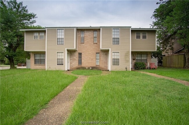 Building Photo - 1801 Woodsman Dr Unit D