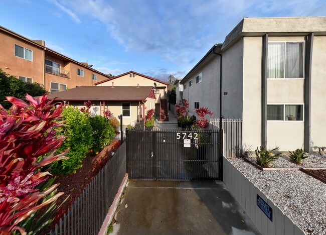 Building Photo - 5742 Woodman Ave Unit #2 Rental