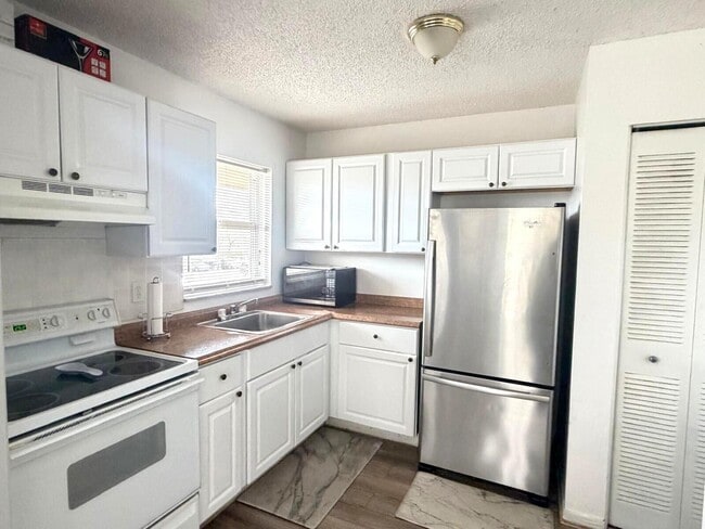 Building Photo - 406 Lakeside Dr Unit 208