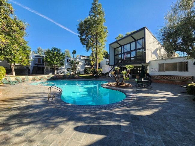 Building Photo - 18645 Hatteras St Unit 280