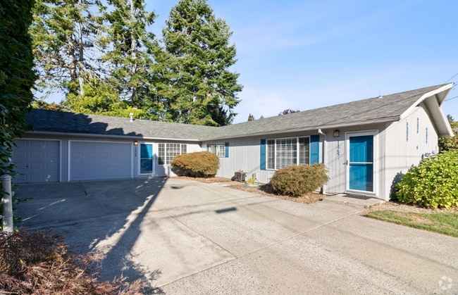 Building Photo - 2 bed 1 bath Duplex unit in Milwaukie Hect... Rental