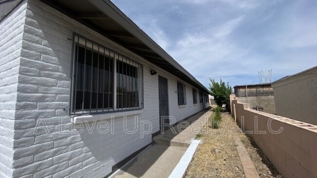 Building Photo - 1025 S Santa Rita Ave