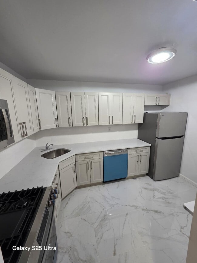 Building Photo - 11031 72nd Dr Unit 3 floor