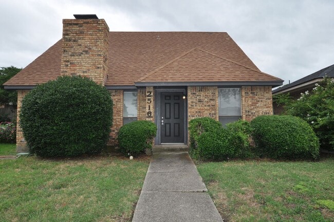 Building Photo - Welcome to this charming 3-2-2 in a quiet ... Rental