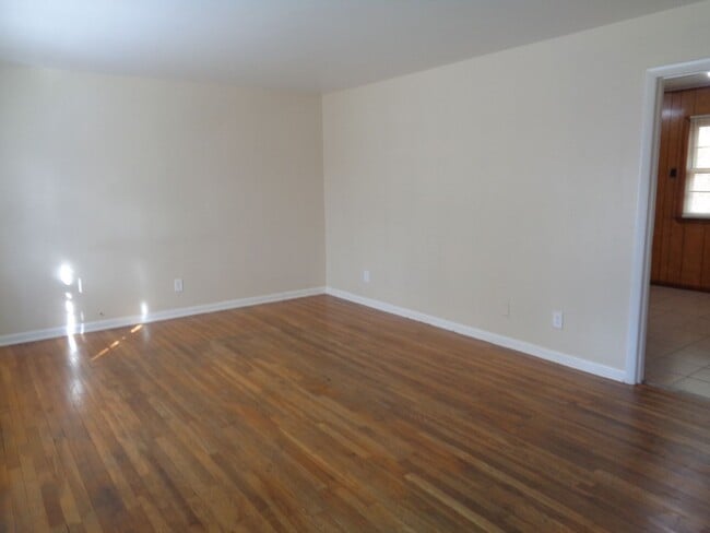 Photo - 4 Bedroom House for Rent-Close to University Parkway